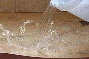 萨嘎漏水维修 免砸砖防水材料该如何施工